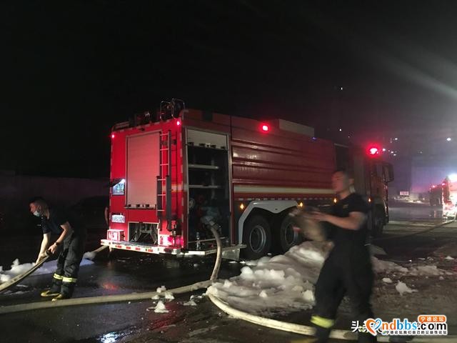 宁德一仓库突发大火 火势蔓延汽修厂及加工企业-5.jpg