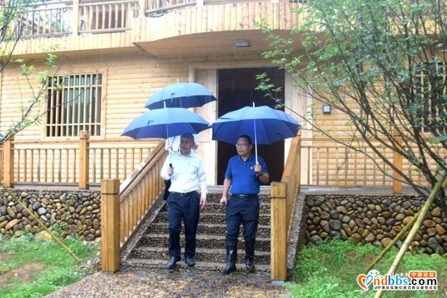 什么事让书记如此牵挂！今天冒雨进村现场办公来了………-2.jpg